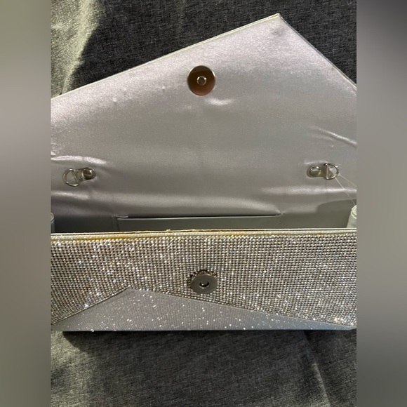 W009. NWT Vie & Rose Silver Blingy Clutch - Picture 4 of 9